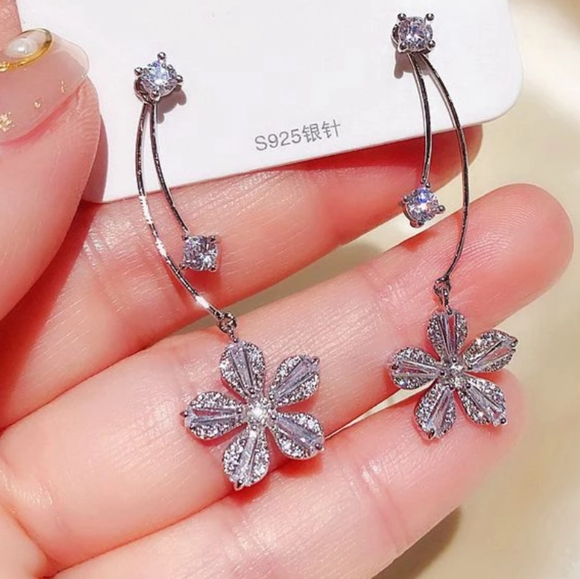 Jewelry - NEW 925 Sterling Silver Diamond Flower Earrings